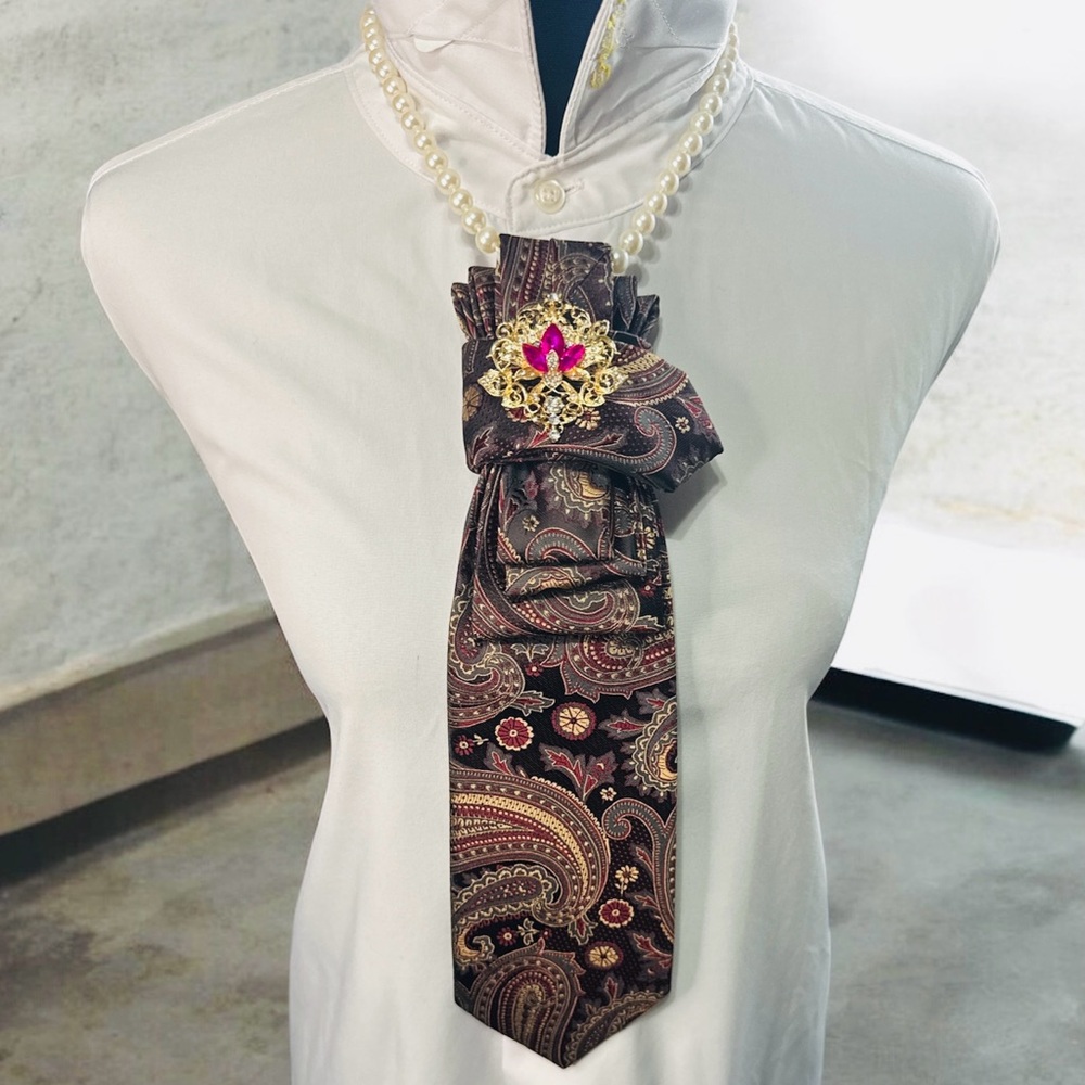 Alexander Julian Paisley Necktie with Gold/Pink Brooch